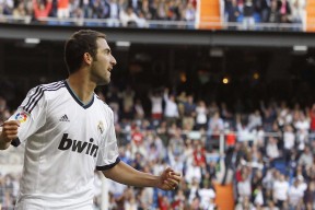 爱游戏.中国官方网站-CBA季后赛首回合对决在即！波尔图演练定位球，费城76人密集防守应对